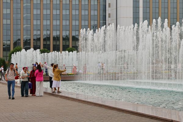 Сезон фонтанов начался в Узбекистане Сезон фонтанов начался в Узбекистане - Sputnik Ўзбекистон