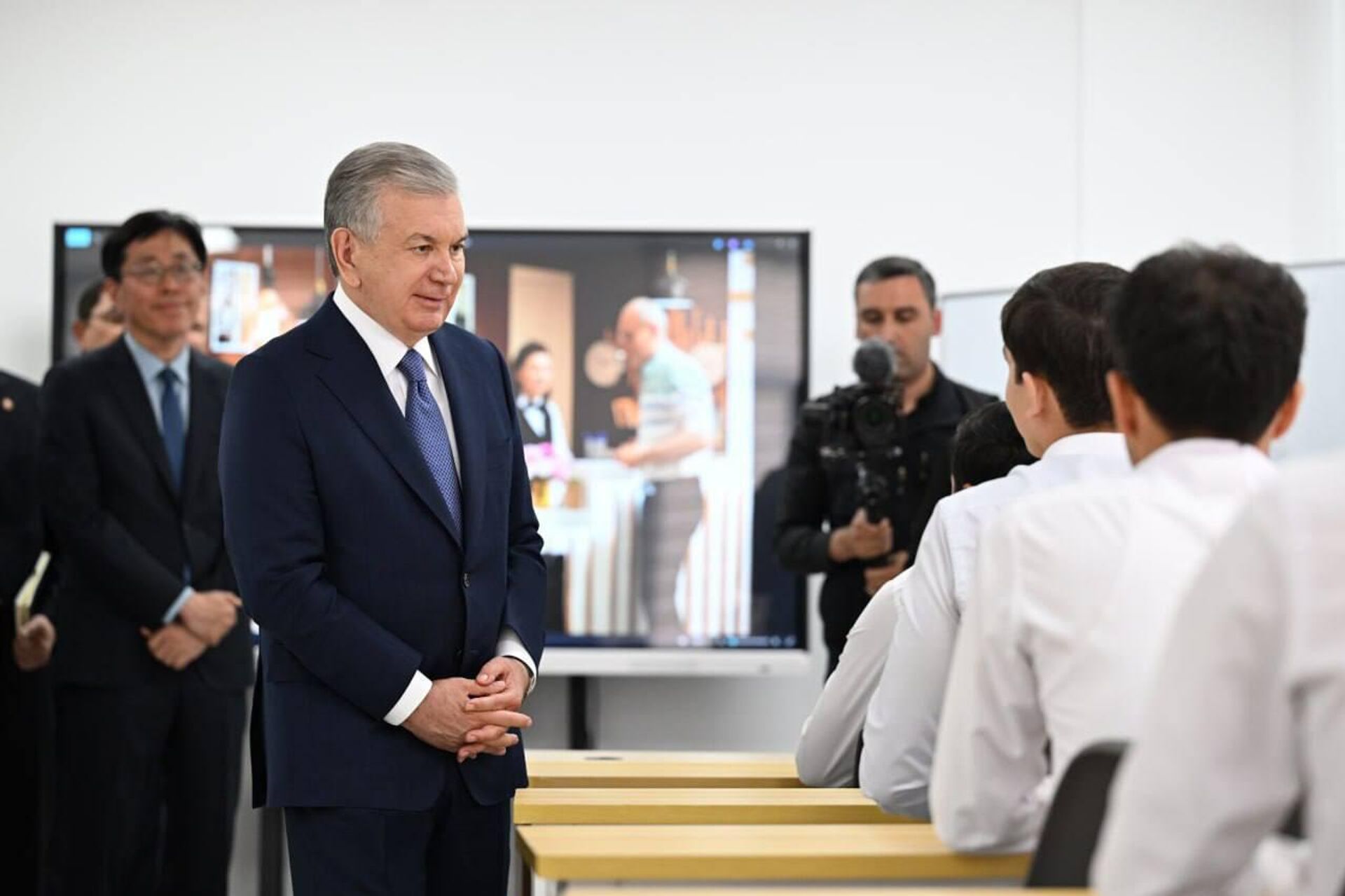 Шавкат Мирзиёев посетил Региональный центр профессиональных навыков, открывшийся в городе Ургенче Шавкат Мирзиёев посетил Региональный центр профессиональных навыков, открывшийся в городе Ургенче - Sputnik Ўзбекистон, 1920, 02.05.2025