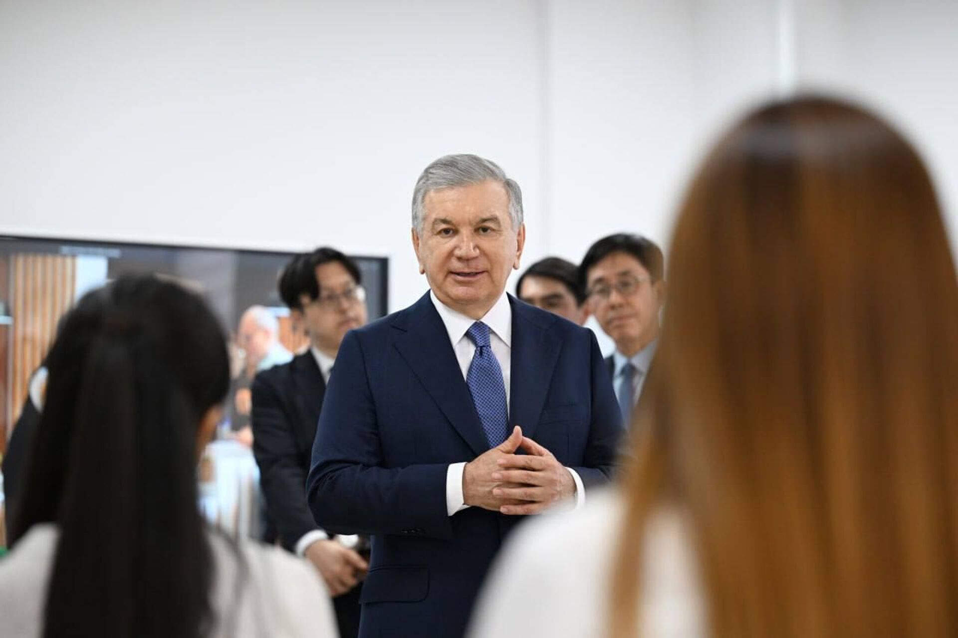 Шавкат Мирзиёев посетил Региональный центр профессиональных навыков, открывшийся в городе Ургенче Шавкат Мирзиёев посетил Региональный центр профессиональных навыков, открывшийся в городе Ургенче - Sputnik Ўзбекистон, 1920, 02.05.2025
