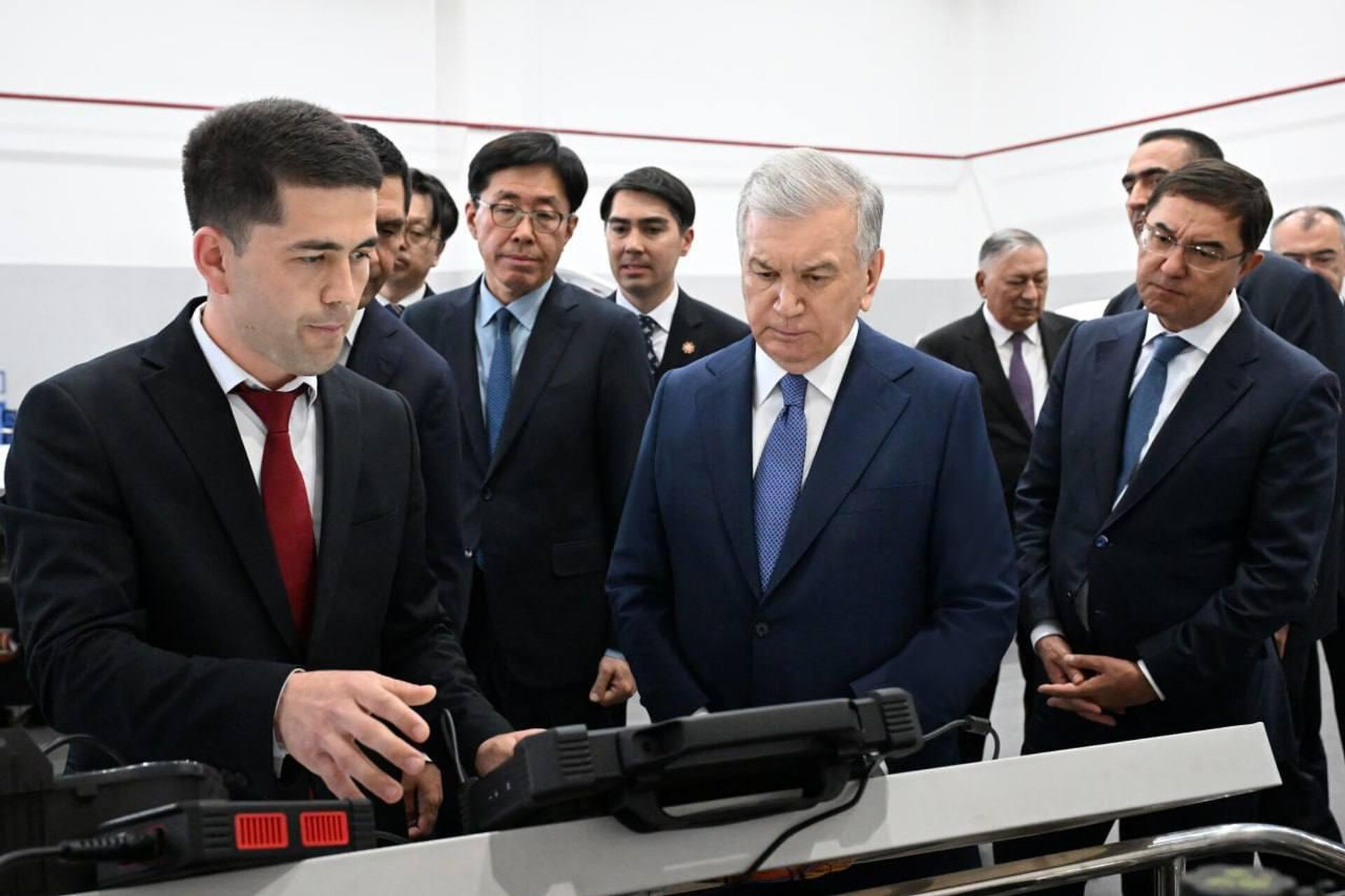 Шавкат Мирзиёев посетил Региональный центр профессиональных навыков, открывшийся в городе Ургенче Шавкат Мирзиёев посетил Региональный центр профессиональных навыков, открывшийся в городе Ургенче - Sputnik Ўзбекистон, 1920, 02.05.2025