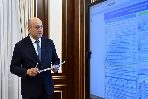 Шавкат Мирзиёев ознакомился с предложениями по целевой подготовке перспективных кадров и поддержке обучения специалистов за рубежом. Шавкат Мирзиёев ознакомился с предложениями по целевой подготовке перспективных кадров и поддержке обучения специалистов за рубежом. - Sputnik Ўзбекистон