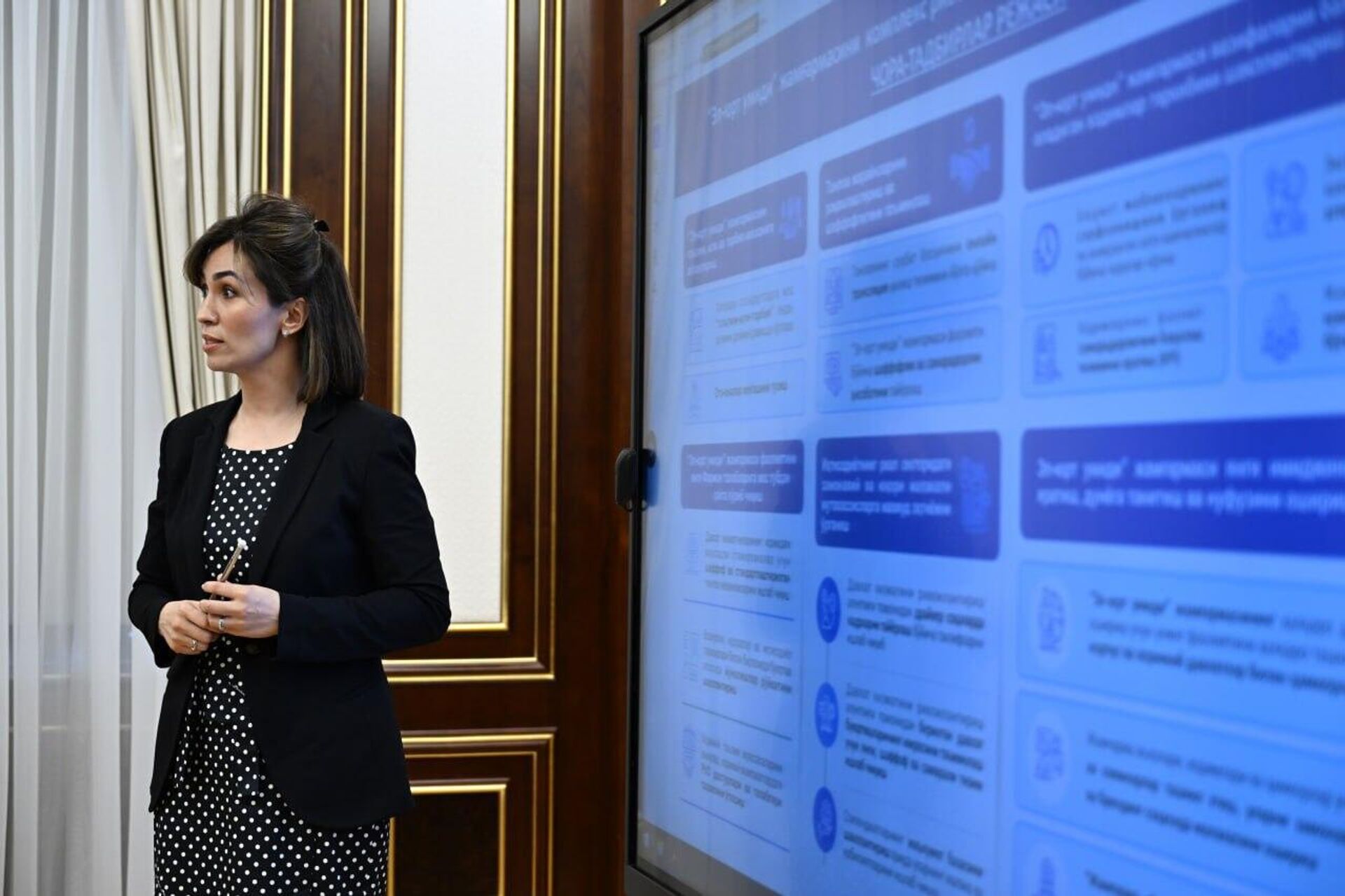 Шавкат Мирзиёев ознакомился с предложениями по целевой подготовке перспективных кадров и поддержке обучения специалистов за рубежом. - Sputnik Узбекистан, 1920, 06.05.2025
