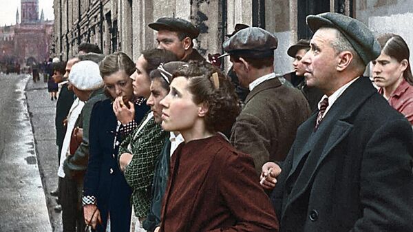 Жители столицы 22 июня 1941 года во время объявления по радио о нападении фашистской Германии на Советский Союз. - Sputnik Ўзбекистон