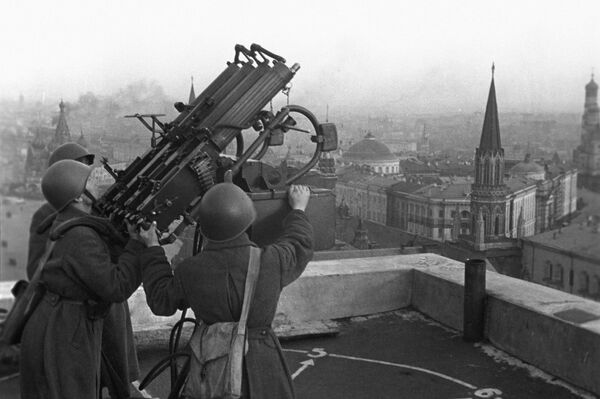 1941-1945 йилларда Улуғ Ватан уруши. Москва мудофааси. Совет зенит ўқотарлари "Москва" меҳмонхонасининг томида. 1941-1945 йилларда Улуғ Ватан уруши. Москва мудофааси. Совет зенит ўқотарлари "Москва" меҳмонхонасининг томида. - Sputnik Ўзбекистон