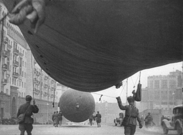 Москва учун жанг. Москвадаги Горький кўчасида (ҳозирги Тверская) ҳаво тўсиқларининг ҳаво мудофаа шарлари. Москва учун жанг. Москвадаги Горький кўчасида (ҳозирги Тверская) ҳаво тўсиқларининг ҳаво мудофаа шарлари. - Sputnik Ўзбекистон