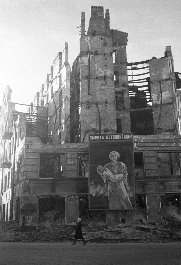 Ленинград қамали (1941 йил 8 сентябрь - 1944 йил 27 январь). Немис бомбардимонидан зарар кўрган уйнинг вайроналари. Ленинград қамали (1941 йил 8 сентябрь - 1944 йил 27 январь). Немис бомбардимонидан зарар кўрган уйнинг вайроналари. - Sputnik Ўзбекистон