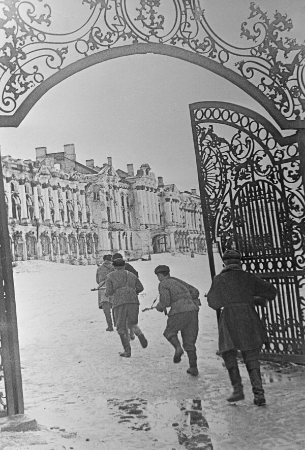 Ленинград фронти қўшинларининг Ленинградни қамал қилган 18-немис армиясига қарши Красносельск-Ропша ҳужум операцияси (“Январь момақалдироғи”) (1944 йил 14-30 январь). Фронт қўмондони, армия генерали Л.А. Говоров. Қизил Армия аскарлари Пушкин шаҳрида жанг қилишмоқда. Ленинград қамалини бузиш. Ленинград фронти қўшинларининг Ленинградни қамал қилган 18-немис армиясига қарши Красносельск-Ропша ҳужум операцияси (“Январь момақалдироғи”) (1944 йил 14-30 январь). Фронт қўмондони, армия генерали Л.А. Говоров. Қизил Армия аскарлари Пушкин шаҳрида жанг қилишмоқда. Ленинград қамалини бузиш. - Sputnik Ўзбекистон