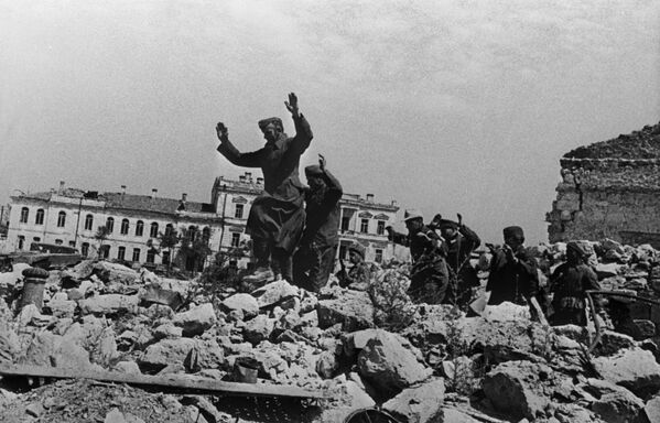 Севастополь мудофааси ва Қрим учун жанг (1941 йил сентябрь - 1942 йил июль). Немис асирлари Графская пристани яқинидаги Севастополь харобаларида. Севастополь мудофааси ва Қрим учун жанг (1941 йил сентябрь - 1942 йил июль). Немис асирлари Графская пристани яқинидаги Севастополь харобаларида. - Sputnik Ўзбекистон