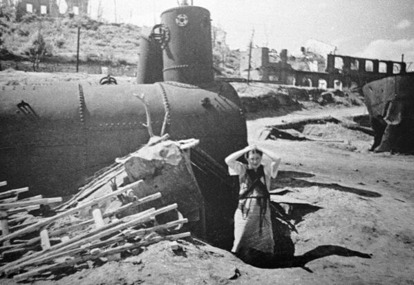 Сталинград жанги (1942 йил 17 июль - 1943 йил 2 февраль). 1942 йил 23 августда немис ҳаво кучлари Сталинград кўчаларини бомбардимон қилди. Душманнинг юзлаб самолётлари бирин-кетин ўтиб, турар-жойлар ва тинч аҳолини тизимли равишда йўқ қилди. Фашистларнинг бомбардимонидан сўнг Волга қирғоғидаги ерости бошпанасида шаҳар аҳолиси. Сталинград жанги (1942 йил 17 июль - 1943 йил 2 февраль). 1942 йил 23 августда немис ҳаво кучлари Сталинград кўчаларини бомбардимон қилди. Душманнинг юзлаб самолётлари бирин-кетин ўтиб, турар-жойлар ва тинч аҳолини тизимли равишда йўқ қилди. Фашистларнинг бомбардимонидан сўнг Волга қирғоғидаги ерости бошпанасида шаҳар аҳолиси. - Sputnik Ўзбекистон