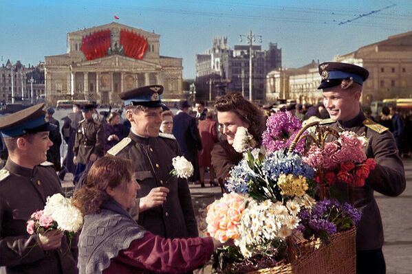 1945 йил 9 май - Ғалаба куни. Москвадаги Инқилоб майдонида совет учувчилари. 1945 йил 9 май - Ғалаба куни. Москвадаги Инқилоб майдонида совет учувчилари. - Sputnik Ўзбекистон