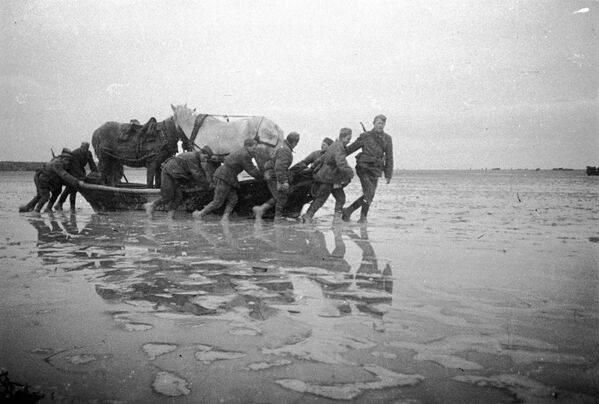 1941-1945 йиллардаги Улуғ Ватан уруши. 1943 йил октябрь ойининг охирига келиб, генерал Ф. И. Толбухин бошчилигидаги 4-Украина фронти қўшинлари Молочная дарёси бўйлаб душманнинг мустаҳкамланган мудофаа чизиғини бузиб, Днепрнинг қуйи оқимига етиб бориб, Қримга яқинлашишни қўлга киритди ва 5 ноябрга қадар деярли бутун чап қирғоқ Херсонни озод қилди. Сиваш кўлидан ўтиш. 1941-1945 йиллардаги Улуғ Ватан уруши. 1943 йил октябрь ойининг охирига келиб, генерал Ф. И. Толбухин бошчилигидаги 4-Украина фронти қўшинлари Молочная дарёси бўйлаб душманнинг мустаҳкамланган мудофаа чизиғини бузиб, Днепрнинг қуйи оқимига етиб бориб, Қримга яқинлашишни қўлга киритди ва 5 ноябрга қадар деярли бутун чап қирғоқ Херсонни озод қилди. Сиваш кўлидан ўтиш. - Sputnik Ўзбекистон