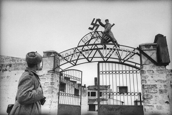 Керчдаги Войкова заводи яна қайтди. Керчдаги Войкова заводи яна қайтди. - Sputnik Ўзбекистон