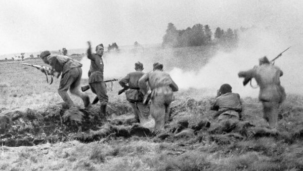 Беларусь ҳужум операцияси (Багратион операцияси) 1944 йил 23 июндан 29 августгача. Беларусни озод қилиш учун жанглар пайтида бир гуруҳ Қизил Армия аскарлари ҳужумга кўтарилишди. Минск йўналиши. Беларусь ҳужум операцияси (Багратион операцияси) 1944 йил 23 июндан 29 августгача. Беларусни озод қилиш учун жанглар пайтида бир гуруҳ Қизил Армия аскарлари ҳужумга кўтарилишди. Минск йўналиши. - Sputnik Ўзбекистон