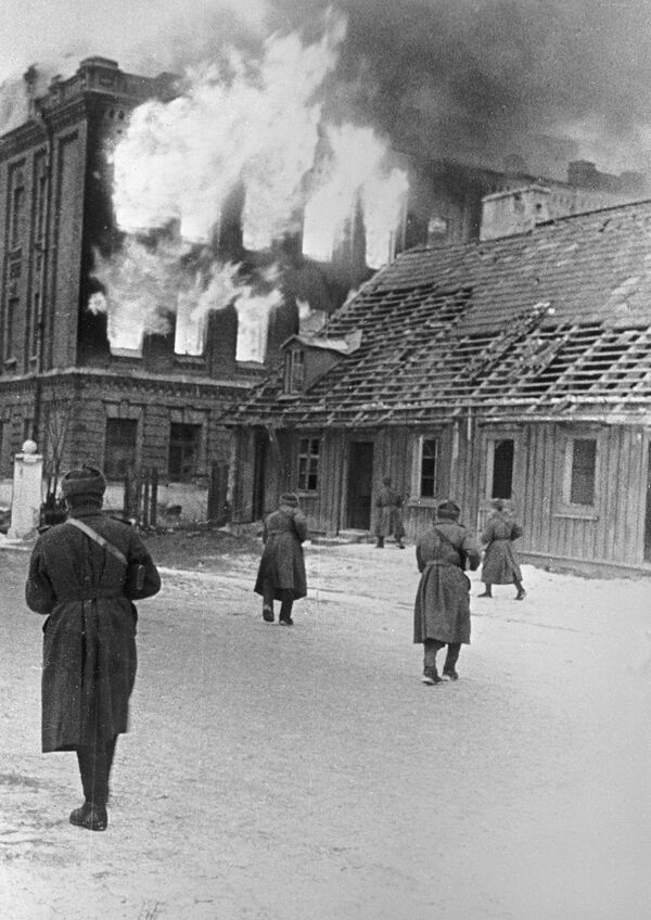 Польшанинг немис-фашист қўшинларидан озод қилиниши. 1944 йил 30 августдан 2 ноябргача бўлган Сероцк ҳужум операцияси пайтида 1-Беларусь фронтининг Совет қўшинлари Пултуск ва Сероцк шаҳарлари ҳудудида катта плацдармни эгаллаб олдилар. Бу плацдарм 1945 йил январ ойида Шарқий Пруссия операциясида Қизил Армия ҳужумининг бошланғич нуқтаси бўлди. Пултуск кўчаларида жанглар. Россия давлат кино ва фото ҳужжатлар архиви. Польшанинг немис-фашист қўшинларидан озод қилиниши. 1944 йил 30 августдан 2 ноябргача бўлган Сероцк ҳужум операцияси пайтида 1-Беларусь фронтининг Совет қўшинлари Пултуск ва Сероцк шаҳарлари ҳудудида катта плацдармни эгаллаб олдилар. Бу плацдарм 1945 йил январ ойида Шарқий Пруссия операциясида Қизил Армия ҳужумининг бошланғич нуқтаси бўлди. Пултуск кўчаларида жанглар. Россия давлат кино ва фото ҳужжатлар архиви. - Sputnik Ўзбекистон