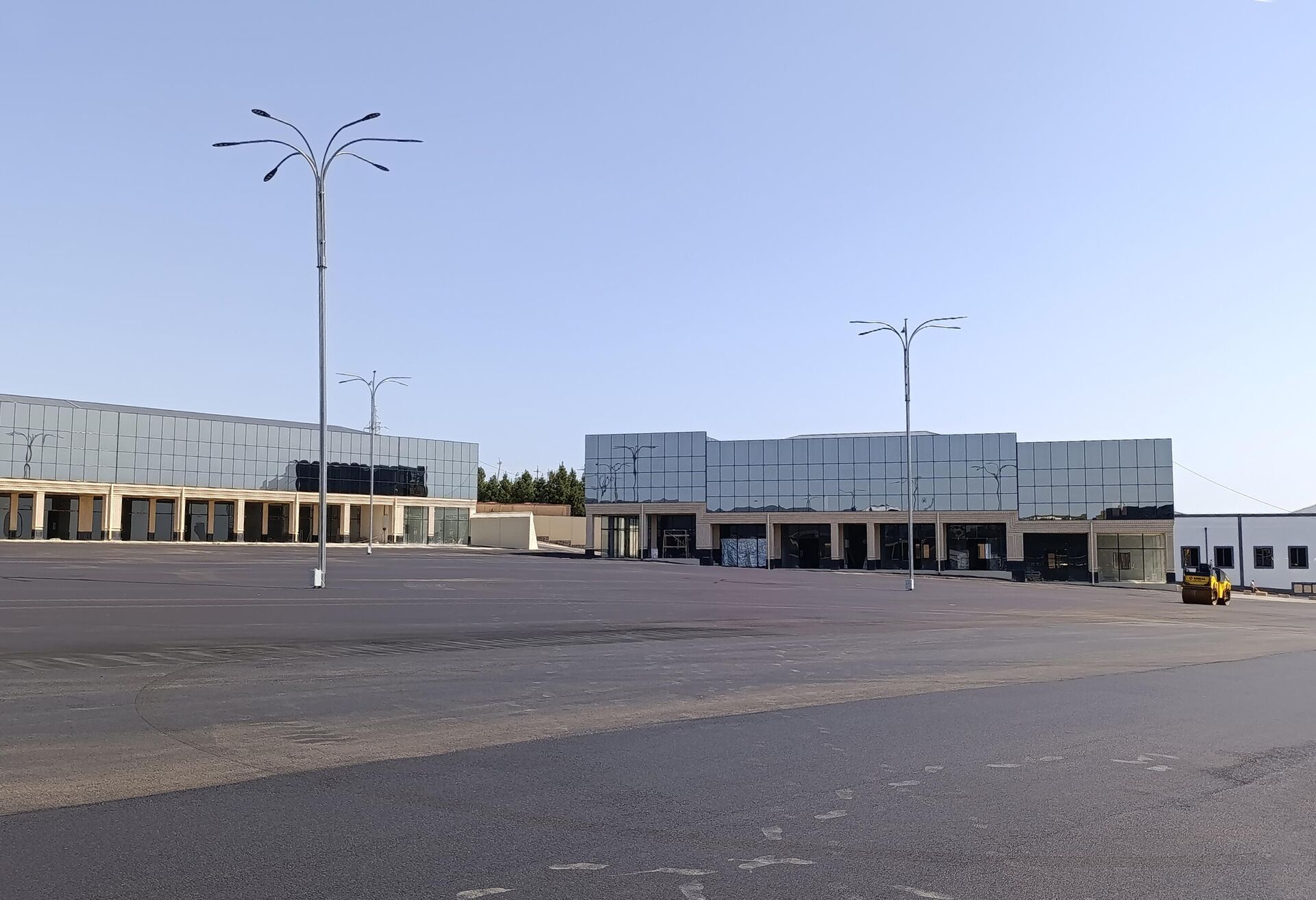 В Самарканде близится к завершению строительство современной международной автостанции, рассчитанной на обслуживание до 10 тысяч пассажиров в сутки. В Самарканде близится к завершению строительство современной международной автостанции, рассчитанной на обслуживание до 10 тысяч пассажиров в сутки. - Sputnik Ўзбекистон, 1920, 06.05.2025