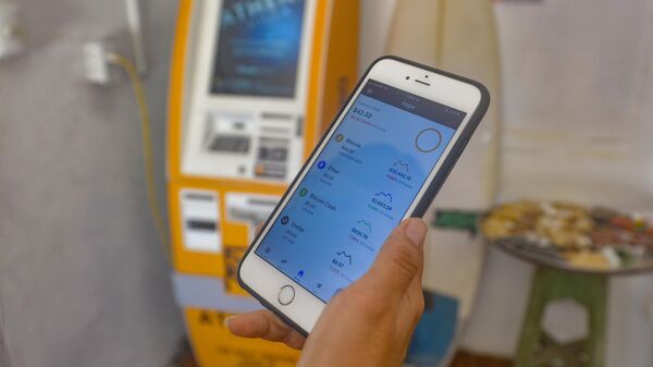 Человек с телефоном у банкомата - Sputnik Узбекистан