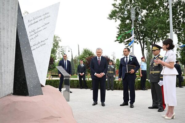 Президент Шавкат Мирзиёев в этот день посетил Парк Победы и принял участие в памятной церемонии. Президент Шавкат Мирзиёев в этот день посетил Парк Победы и принял участие в памятной церемонии. - Sputnik Ўзбекистон