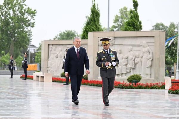 Президент Шавкат Мирзиёев в этот день посетил Парк Победы и принял участие в памятной церемонии. Президент Шавкат Мирзиёев в этот день посетил Парк Победы и принял участие в памятной церемонии. - Sputnik Ўзбекистон