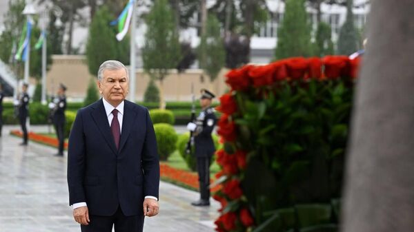 Президент Шавкат Мирзиёев в этот день посетил Парк Победы и принял участие в памятной церемонии. - Sputnik Узбекистан