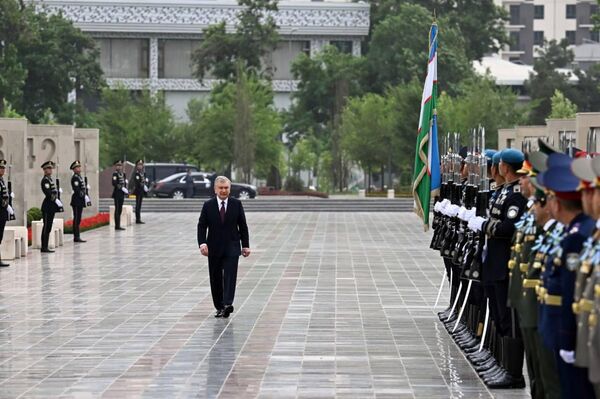Президент Шавкат Мирзиёев в этот день посетил Парк Победы и принял участие в памятной церемонии. Президент Шавкат Мирзиёев в этот день посетил Парк Победы и принял участие в памятной церемонии. - Sputnik Ўзбекистон