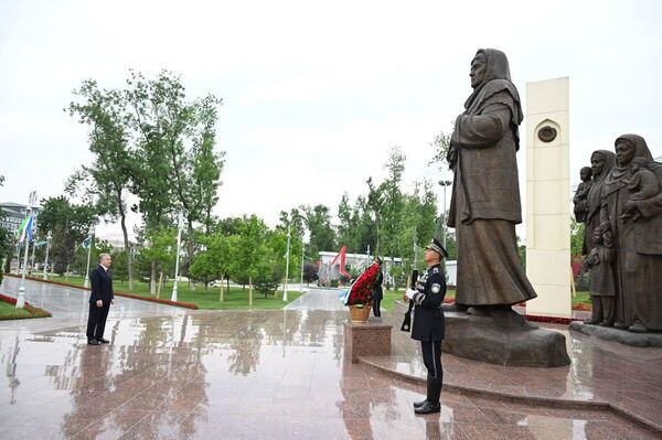 Президент Шавкат Мирзиёев в этот день посетил Парк Победы и принял участие в памятной церемонии. Президент Шавкат Мирзиёев в этот день посетил Парк Победы и принял участие в памятной церемонии. - Sputnik Ўзбекистон