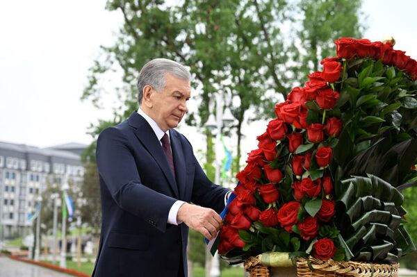 Президент Шавкат Мирзиёев в этот день посетил Парк Победы и принял участие в памятной церемонии. Президент Шавкат Мирзиёев в этот день посетил Парк Победы и принял участие в памятной церемонии. - Sputnik Ўзбекистон