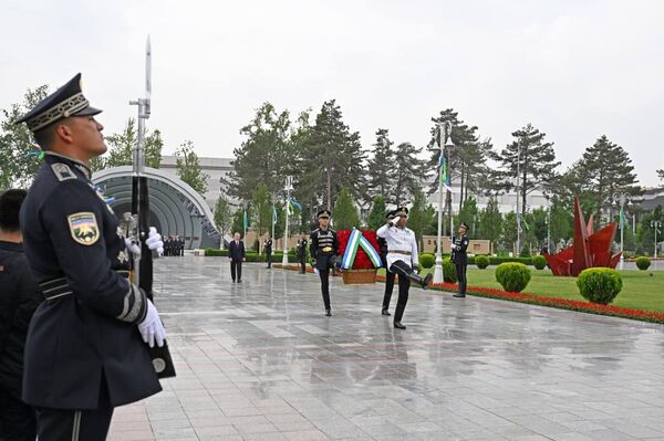 Президент Шавкат Мирзиёев в этот день посетил Парк Победы и принял участие в памятной церемонии. Президент Шавкат Мирзиёев в этот день посетил Парк Победы и принял участие в памятной церемонии. - Sputnik Ўзбекистон