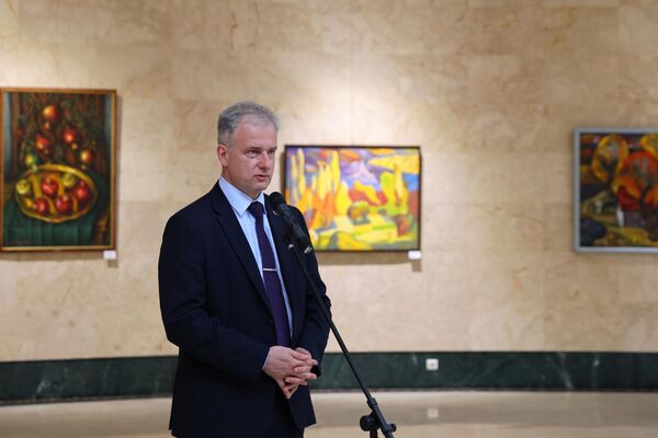 Кўргазманинг очилишида Беларуснинг Ўзбекистондаги элчиси Александр Огородников сўзга чиқди - Sputnik Ўзбекистон