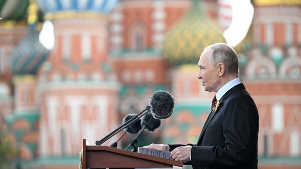 Президент РФ В. Путин и иностранные лидеры на военном параде в честь 80-летия Победы - Sputnik Узбекистан