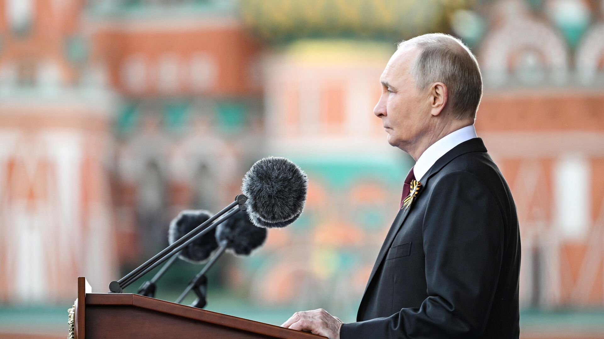 Президент РФ В. Путин и иностранные лидеры на военном параде в честь 80-летия Победы Президент РФ В. Путин и иностранные лидеры на военном параде в честь 80-летия Победы - Sputnik Ўзбекистон, 1920, 09.05.2025