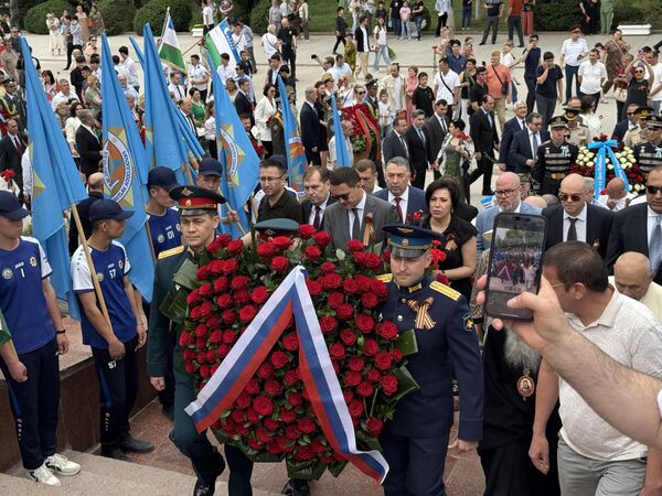 Возложение цветов в честь Дня Памяти и Почестей и Бессмертный полк в Ташкенте Возложение цветов в честь Дня Памяти и Почестей и Бессмертный полк в Ташкенте - Sputnik Ўзбекистон