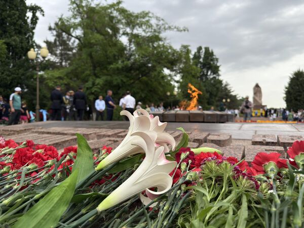 Возложение цветов в честь Дня Памяти и Почестей и Бессмертный полк в Ташкенте Возложение цветов в честь Дня Памяти и Почестей и Бессмертный полк в Ташкенте - Sputnik Ўзбекистон