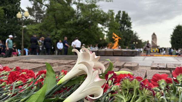 Возложение цветов в честь Дня Памяти и Почестей и Бессмертный полк в Ташкенте - Sputnik Ўзбекистон
