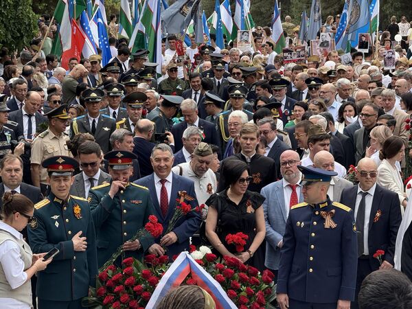 Возложение цветов в честь Дня Памяти и Почестей и Бессмертный полк в Ташкенте Возложение цветов в честь Дня Памяти и Почестей и Бессмертный полк в Ташкенте - Sputnik Ўзбекистон
