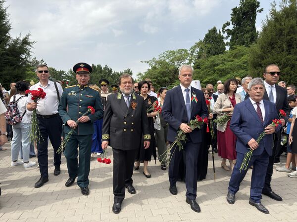 Возложение цветов в честь Дня Памяти и Почестей и Бессмертный полк в Ташкенте Возложение цветов в честь Дня Памяти и Почестей и Бессмертный полк в Ташкенте - Sputnik Ўзбекистон