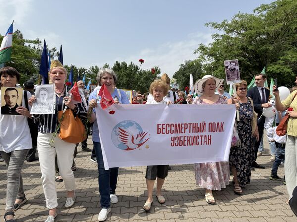 Возложение цветов в честь Дня Памяти и Почестей и Бессмертный полк в Ташкенте Возложение цветов в честь Дня Памяти и Почестей и Бессмертный полк в Ташкенте - Sputnik Ўзбекистон