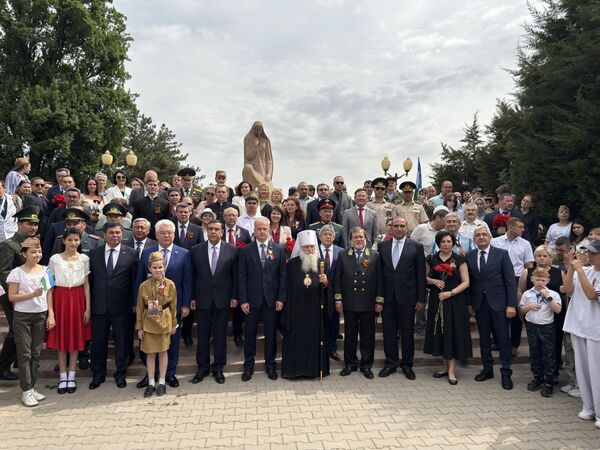 Возложение цветов в честь Дня Памяти и Почестей и Бессмертный полк в Ташкенте Возложение цветов в честь Дня Памяти и Почестей и Бессмертный полк в Ташкенте - Sputnik Ўзбекистон