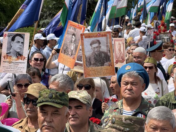 Возложение цветов в честь Дня Памяти и Почестей и Бессмертный полк в Ташкенте Возложение цветов в честь Дня Памяти и Почестей и Бессмертный полк в Ташкенте - Sputnik Ўзбекистон