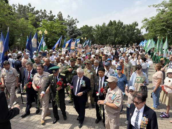 Возложение цветов в честь Дня Памяти и Почестей и Бессмертный полк в Ташкенте Возложение цветов в честь Дня Памяти и Почестей и Бессмертный полк в Ташкенте - Sputnik Ўзбекистон