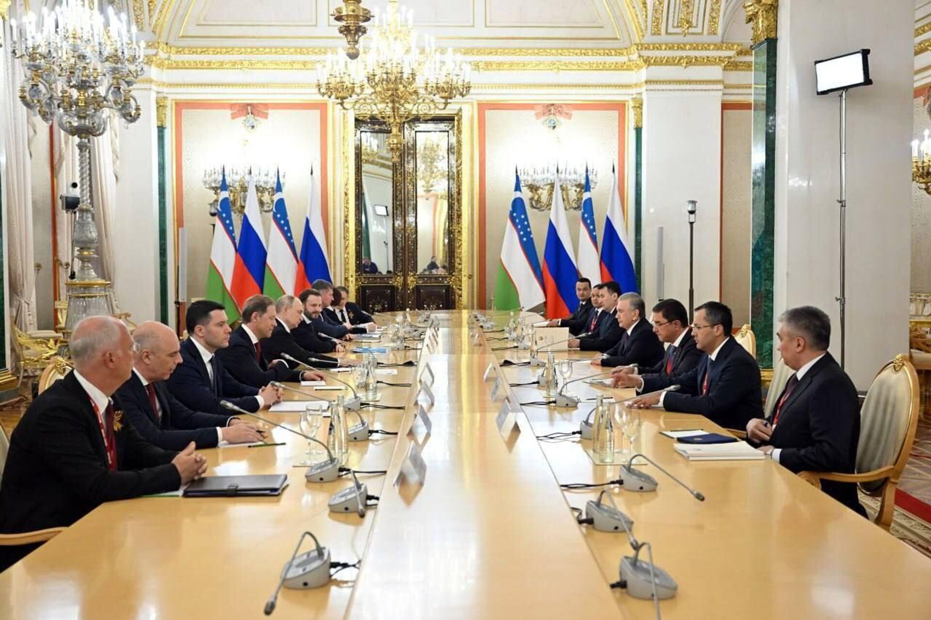 Состоялась встреча Шавката Мирзиёева и Владимира Путина. Состоялась встреча Шавката Мирзиёева и Владимира Путина. - Sputnik Ўзбекистон, 1920, 10.05.2025