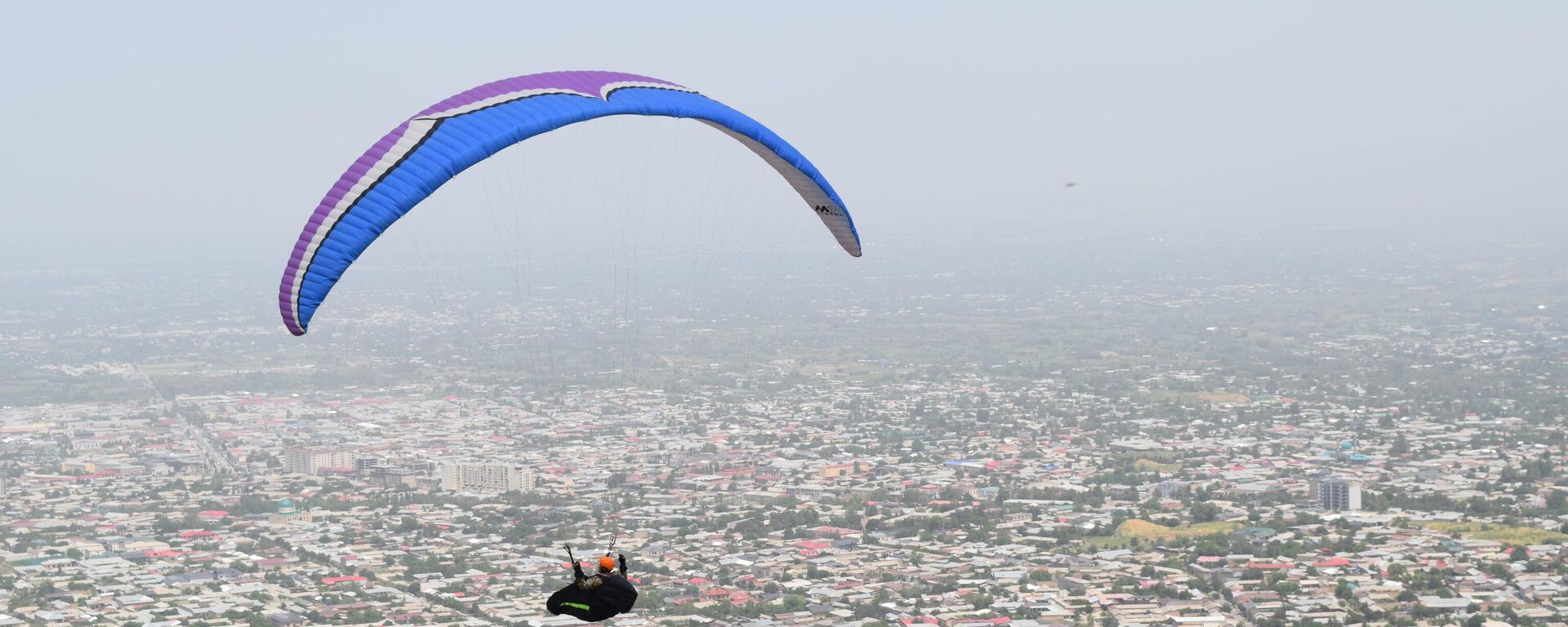 В Самарканде проходит первый международный фестиваль парапланеризма - Sputnik Узбекистан, 1920, 10.05.2025