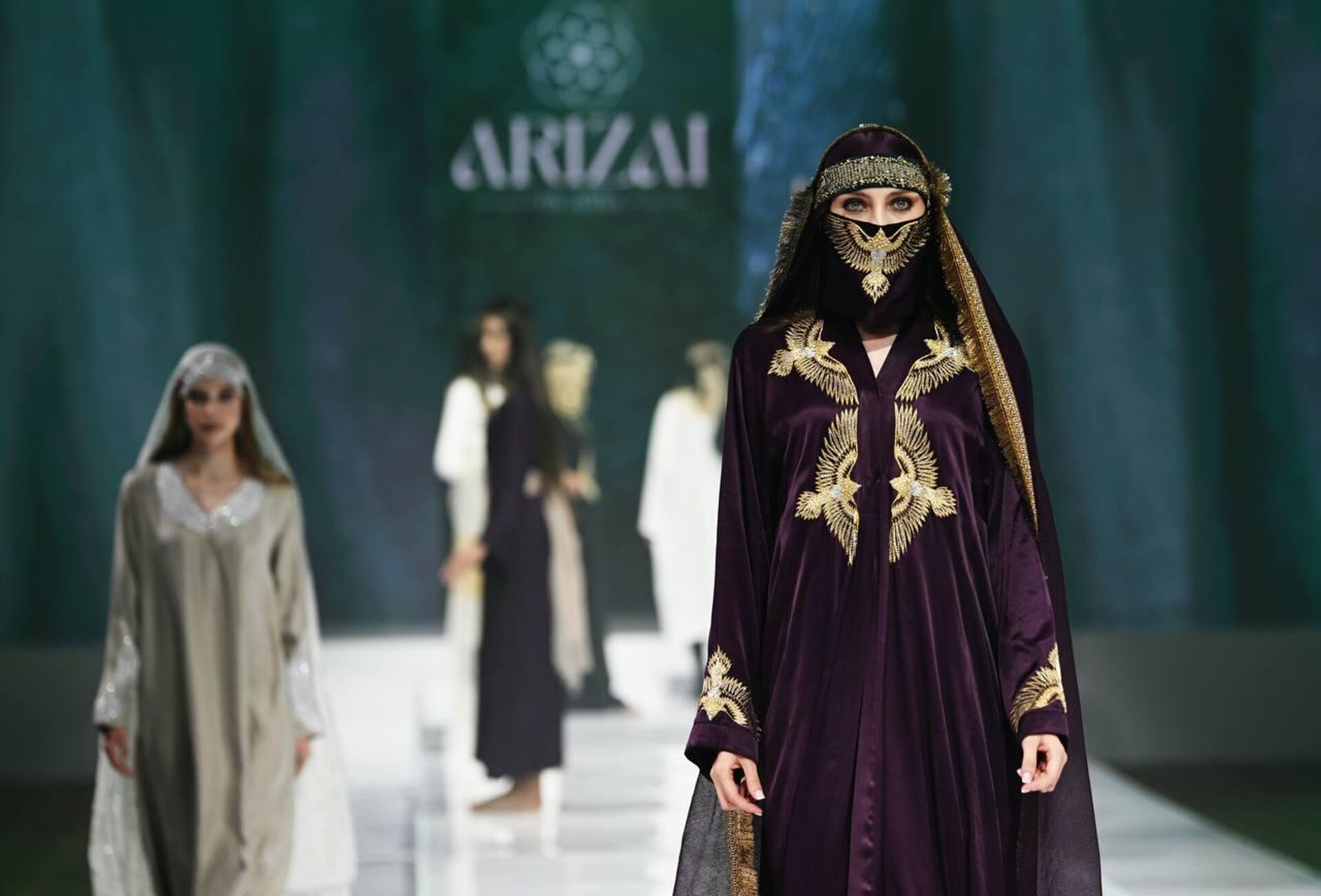 Кадр из фестиваля благопристойной моды Modest Fashion Day  - Sputnik Узбекистан, 1920, 15.05.2025