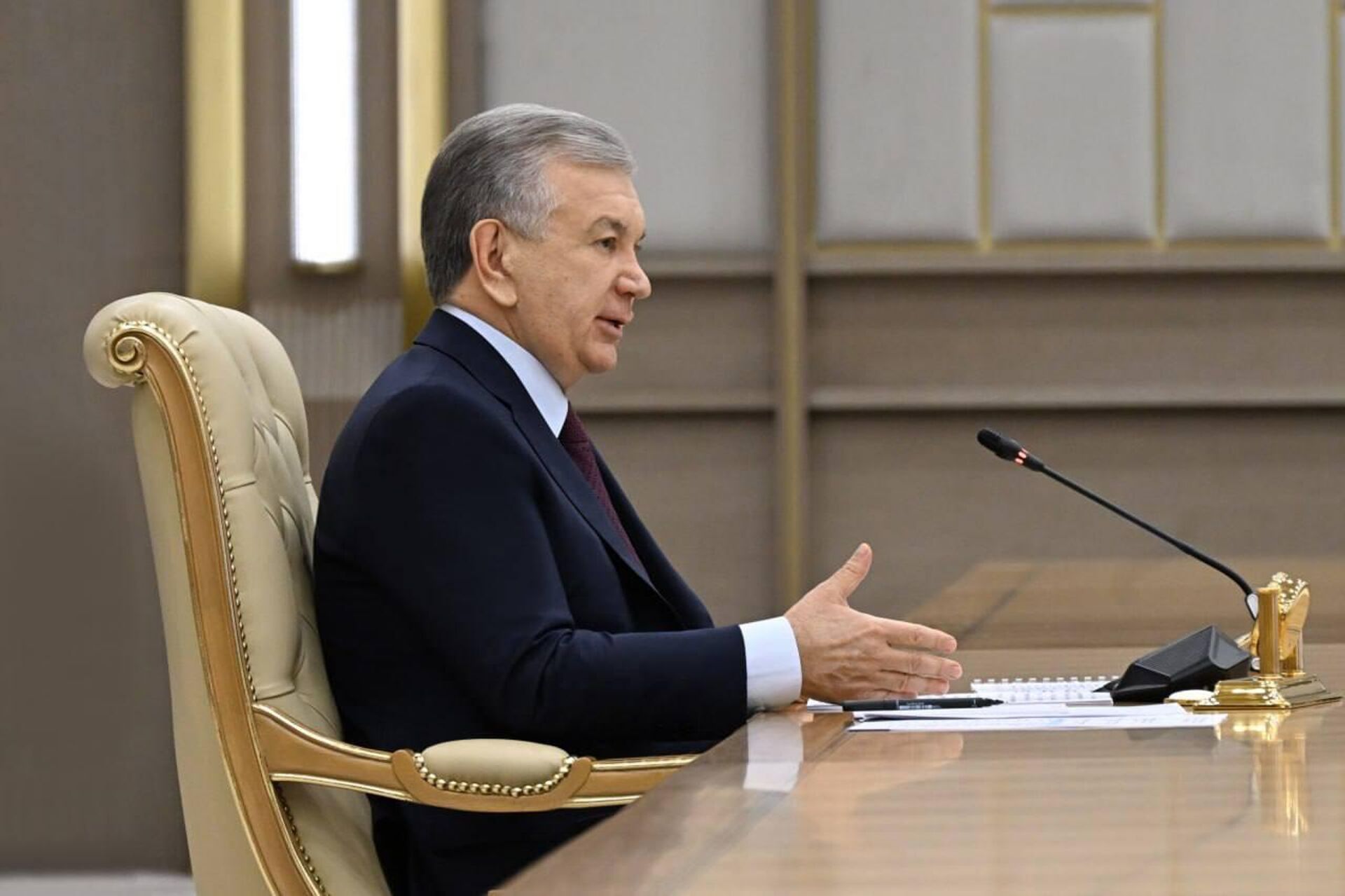 Президент Шавкат Мирзиёев провел видеоселекторное совещание, по повышению эффективности реформ в системе школьного образования. Президент Шавкат Мирзиёев провел видеоселекторное совещание, по повышению эффективности реформ в системе школьного образования. - Sputnik Узбекистан, 1920, 16.05.2025