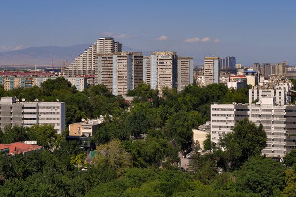 Замонавий бинолар ва совет даврида қурилган турар-жой мажмуалари. - Sputnik Ўзбекистон