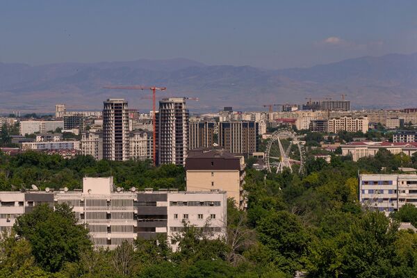 Узоқда янги қурилаётган уйлар, масжид миноралари, гумбазлар ва замонавий бинолар кўринади.  - Sputnik Ўзбекистон
