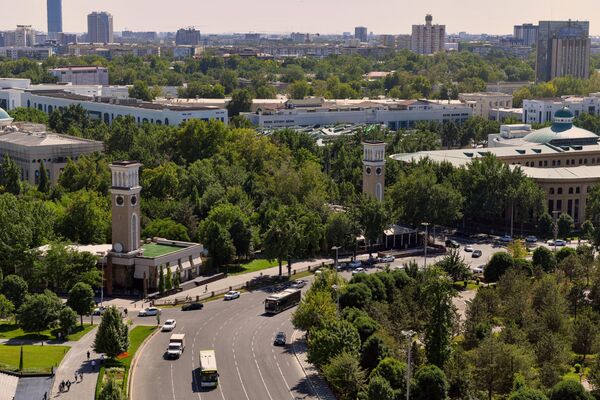 Тошкент курантлари шаҳар меъморий ансамблининг Амир Темур хиёбонидаги таркибий қисмидир.  - Sputnik Ўзбекистон