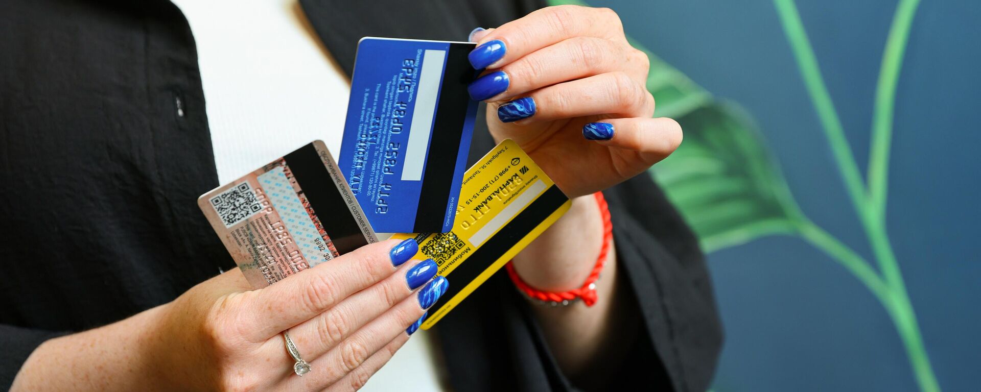 Девушка с кредитной картой в руке перед ноутбуком - Sputnik Ўзбекистон, 1920, 13.11.2025