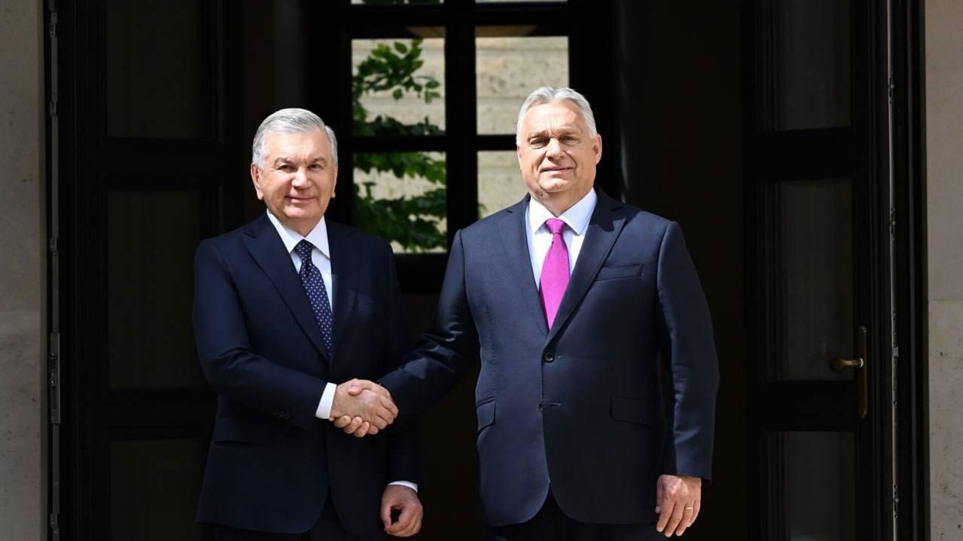 Во Дворце Кармелита состоялись переговоры Президента Республики Узбекистан Шавката Мирзиёева и Премьер-министра Венгрии Виктора Орбана в узком формате и с участием официальных делегаций. Во Дворце Кармелита состоялись переговоры Президента Республики Узбекистан Шавката Мирзиёева и Премьер-министра Венгрии Виктора Орбана в узком формате и с участием официальных делегаций. - Sputnik Узбекистан, 1920, 21.05.2025
