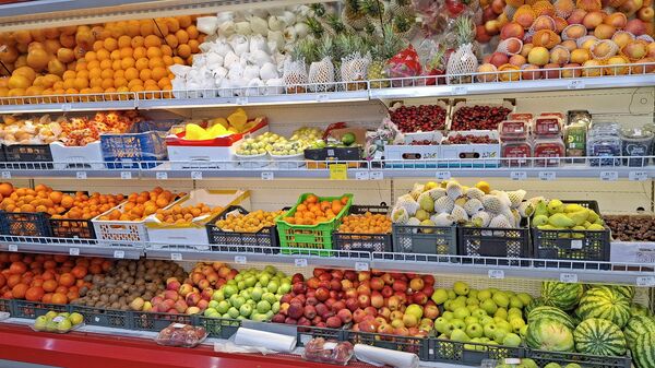 Фрукты на прилавке супермаркета - Sputnik Узбекистан