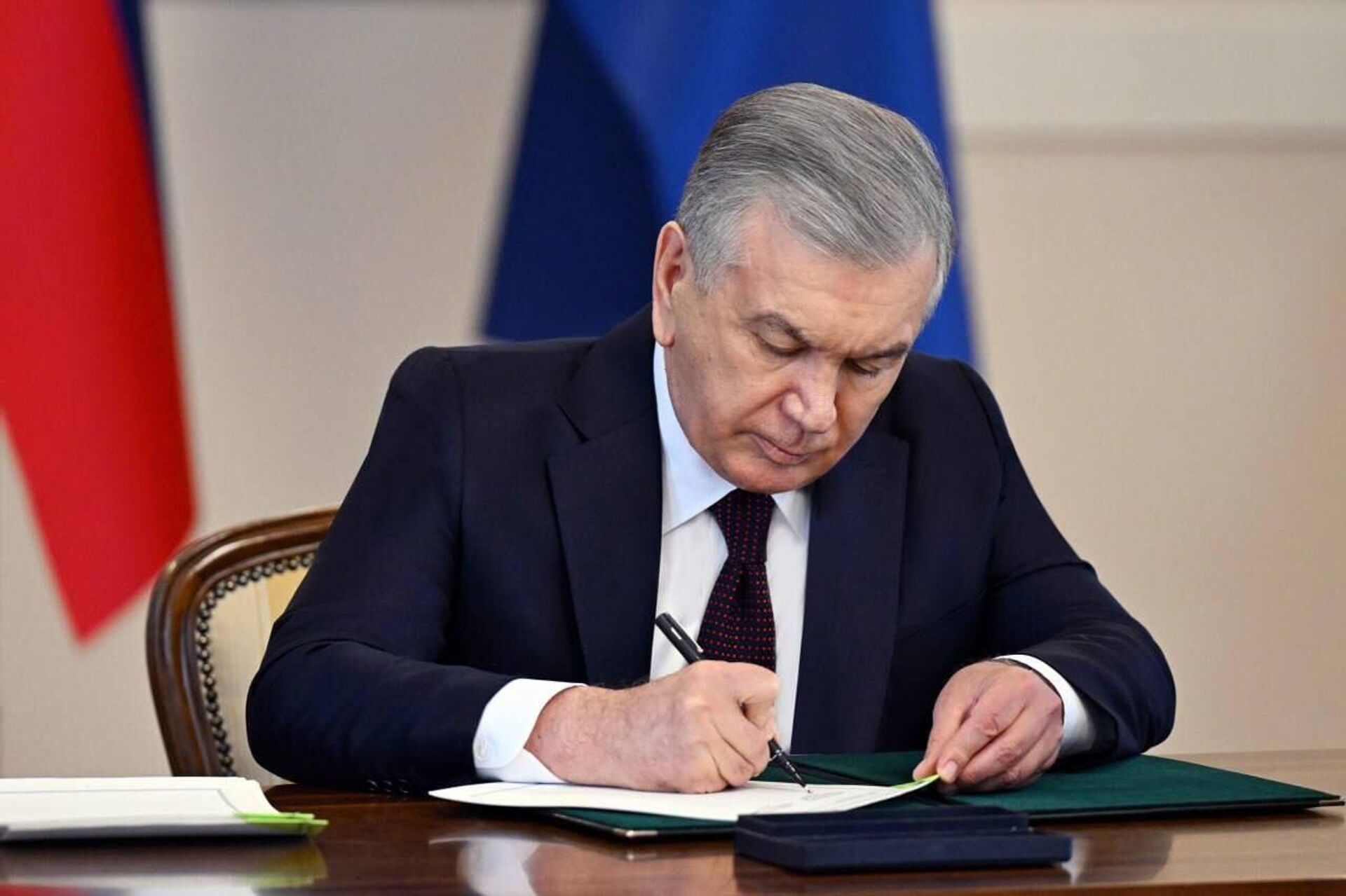 Президент Республики Узбекистан Шавкат Мирзиёев и Премьер-министр Республики Словения Роберт Голоб подписали Совместное заявление Президент Республики Узбекистан Шавкат Мирзиёев и Премьер-министр Республики Словения Роберт Голоб подписали Совместное заявление - Sputnik Ўзбекистон, 1920, 23.05.2025